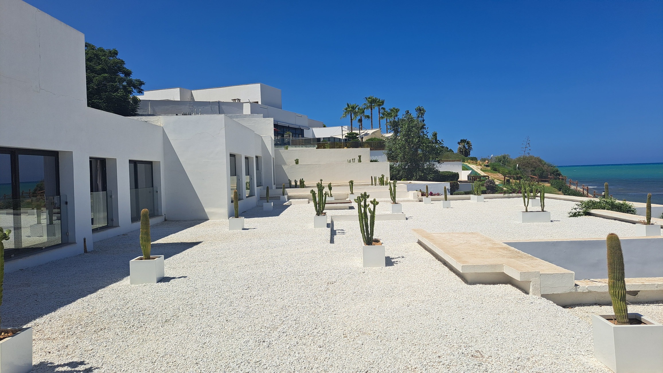 Piscine paysagée d'un hôtel en Tunisie - aménagement Verthème